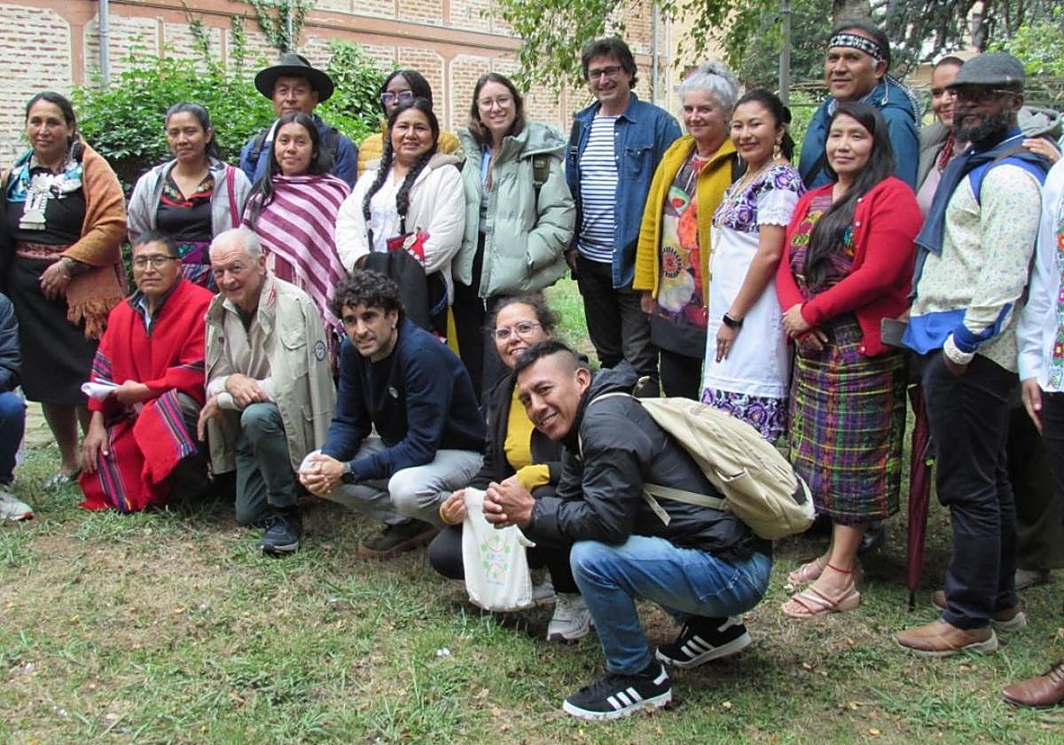 Foto de familia de los representantes de los distintos pueblos del mundo que participan en el programa de Garabide.