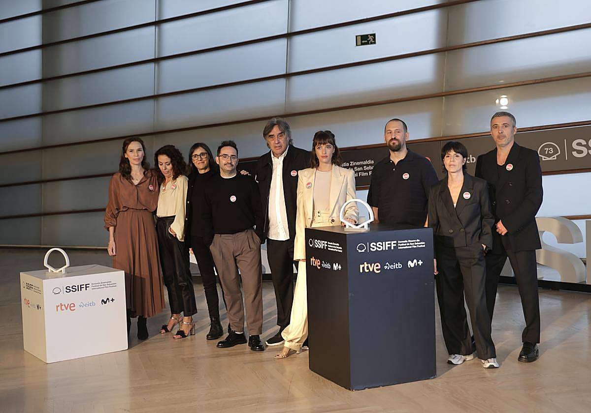 Equipo de película en la presentación del filme