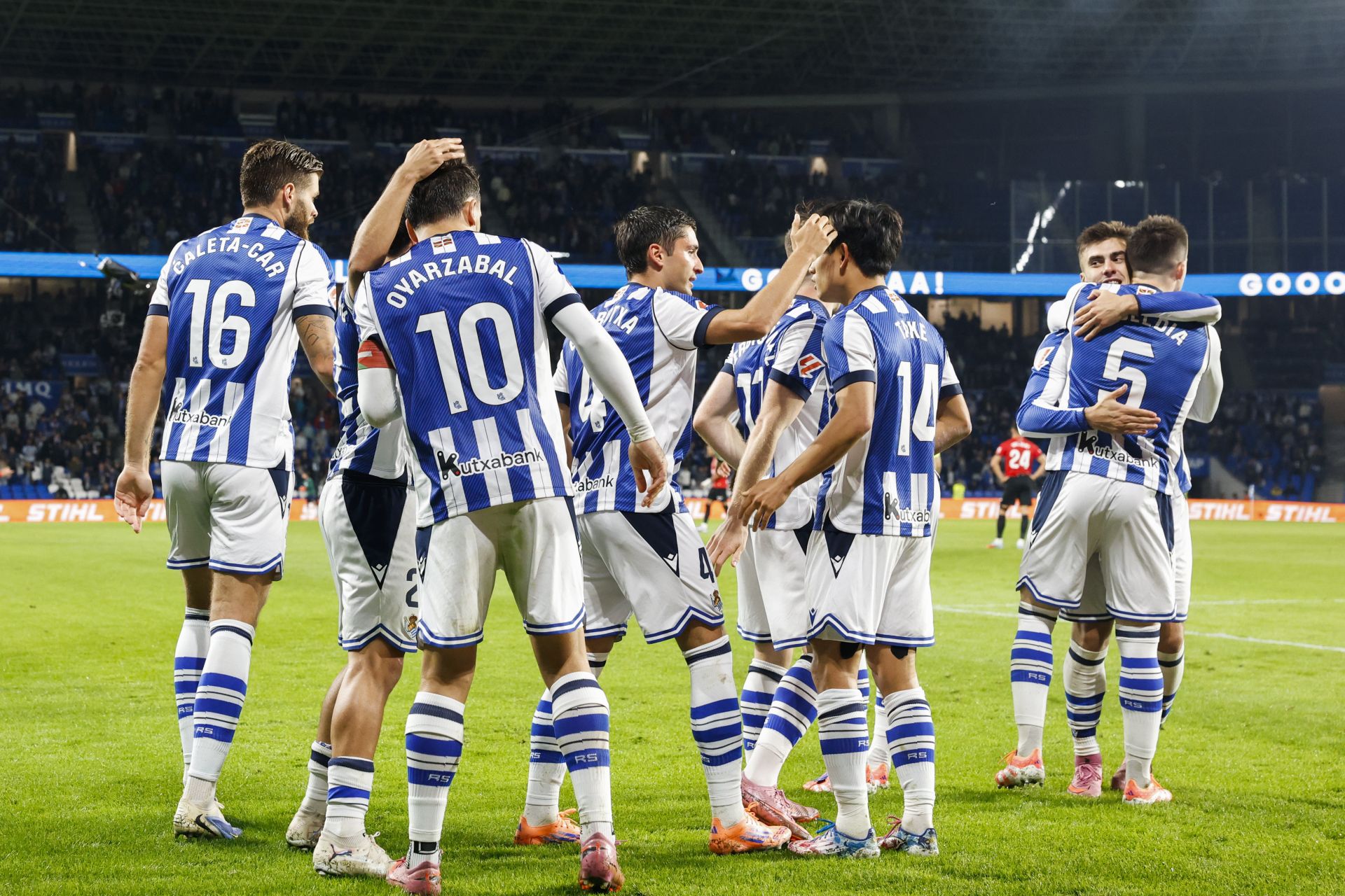 Los jugadores de la Real celebran el gol de Oyarzabal ante el Mallorca
