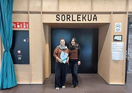 Maite Gartzia, concejal de cultura junto a Laura Landa, técnica de cultura