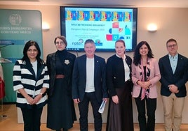 Aitor Aldasoro, en el centro con un documento en la mano, con miembros del foro de diversidad lingüística NPLD.