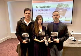 Iñigo Pascual, Mireya Toribio y Gaizka Fernández Soldevilla, en Donostia con el libro.