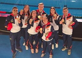 Los siete integrantes de la selección española, con Llopis y Zudaire, en el centro, con la medalla al cuello.