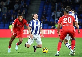 Aramburu es derribado por Ejuke en el Real Sociedad-Sevilla del pasado año