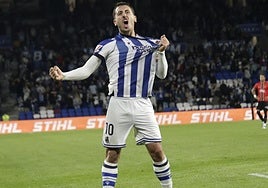 Oyarzabal muestra el escudo a la grada tras marcar el gol.