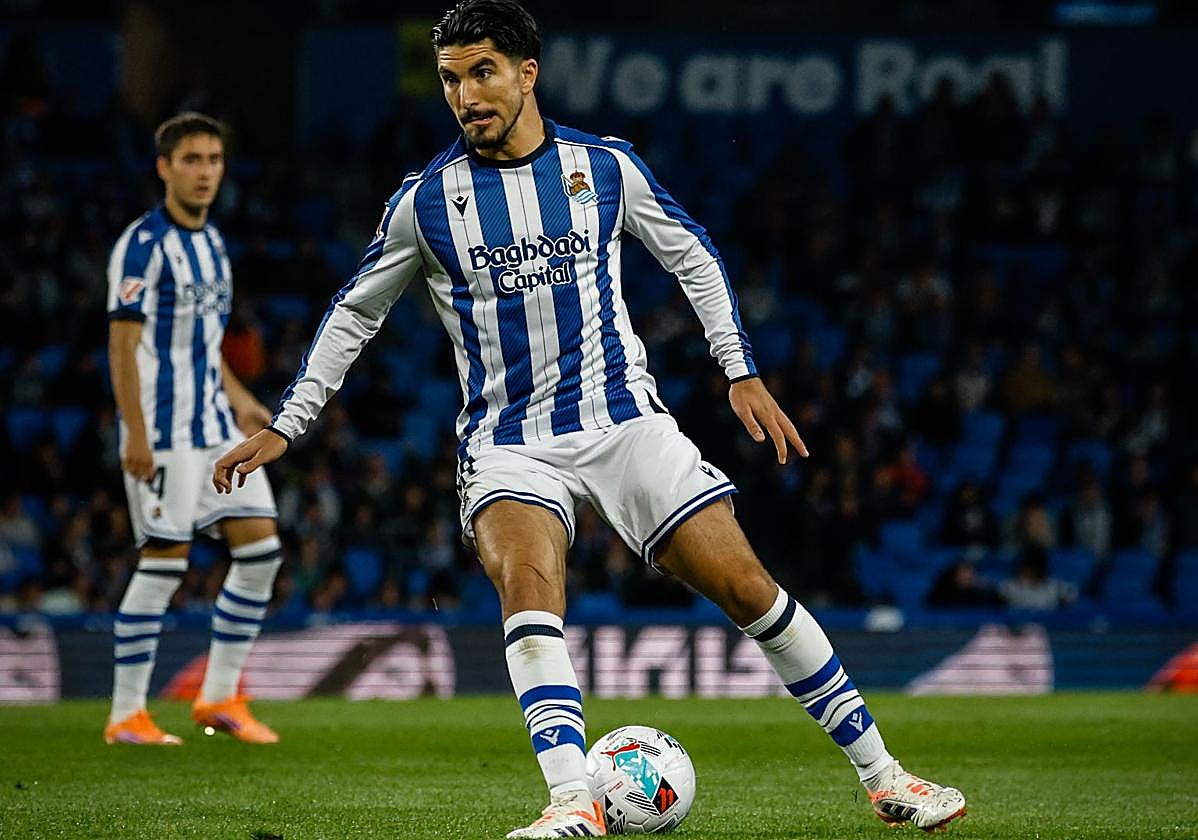Carlos Soler conduce el balón mientras busca un compañero, ayer en Anoeta