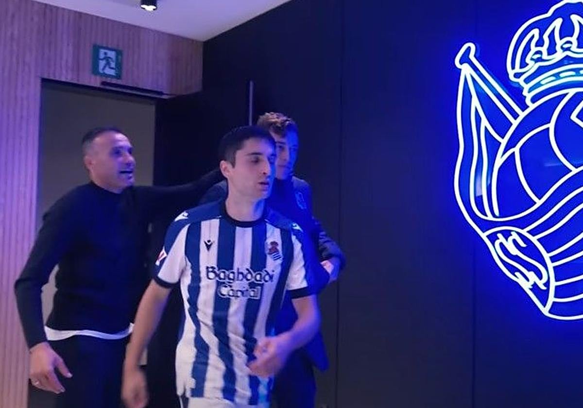 Sucic recibe la carantoña del entrenador, al que prefirió no dar la mano según las imágenes publicadas por el club.