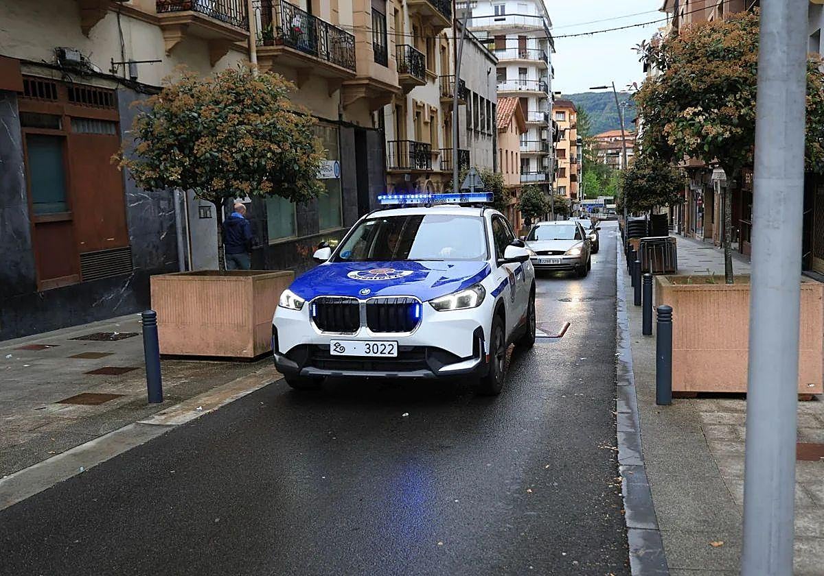 Una patrulla de la Ertzaintza por las calles de Irun.