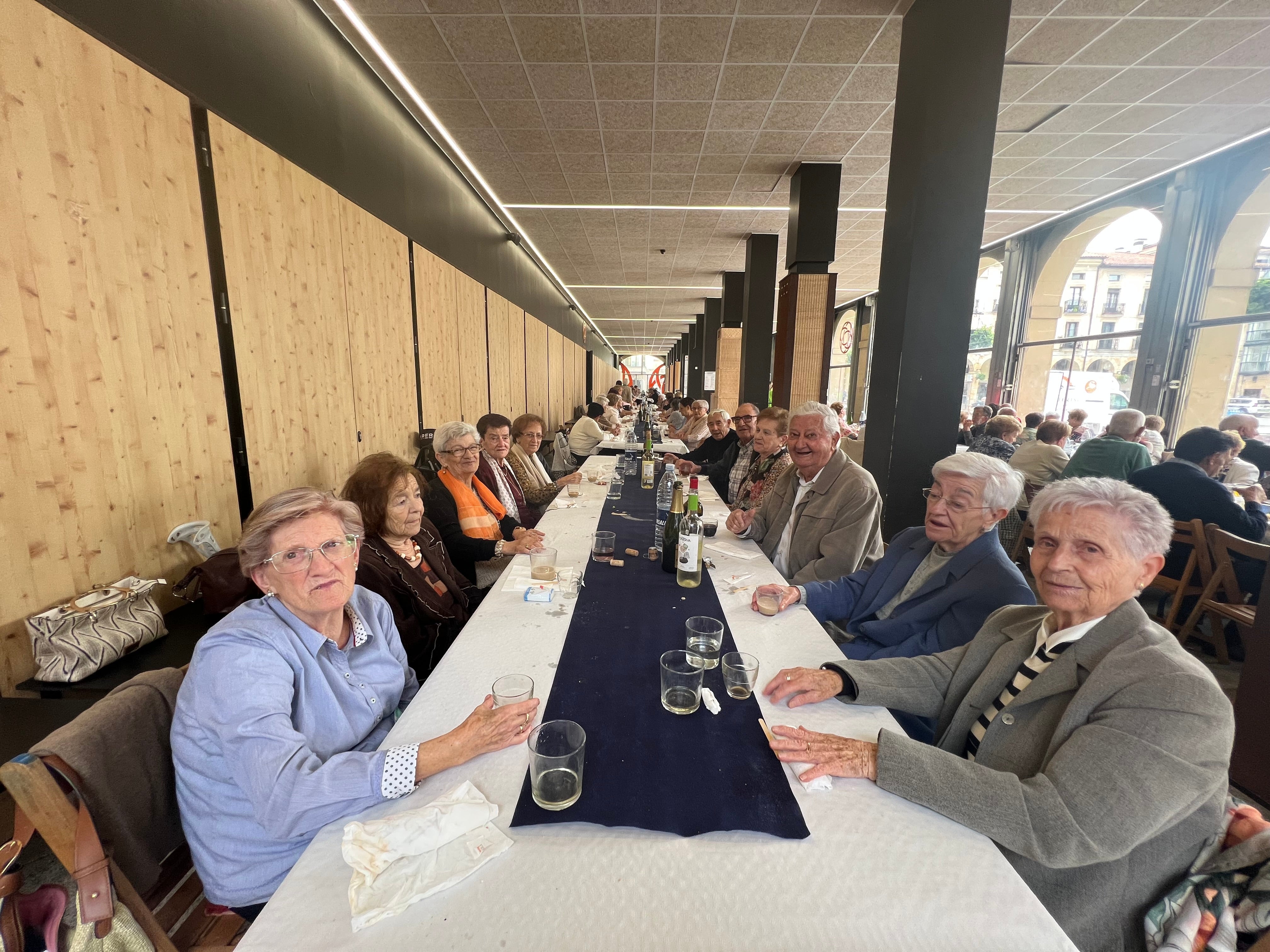 Llegar a los 80, un valioso regalo que Zumarraga ha celebrado con sus octogenarios este jueves