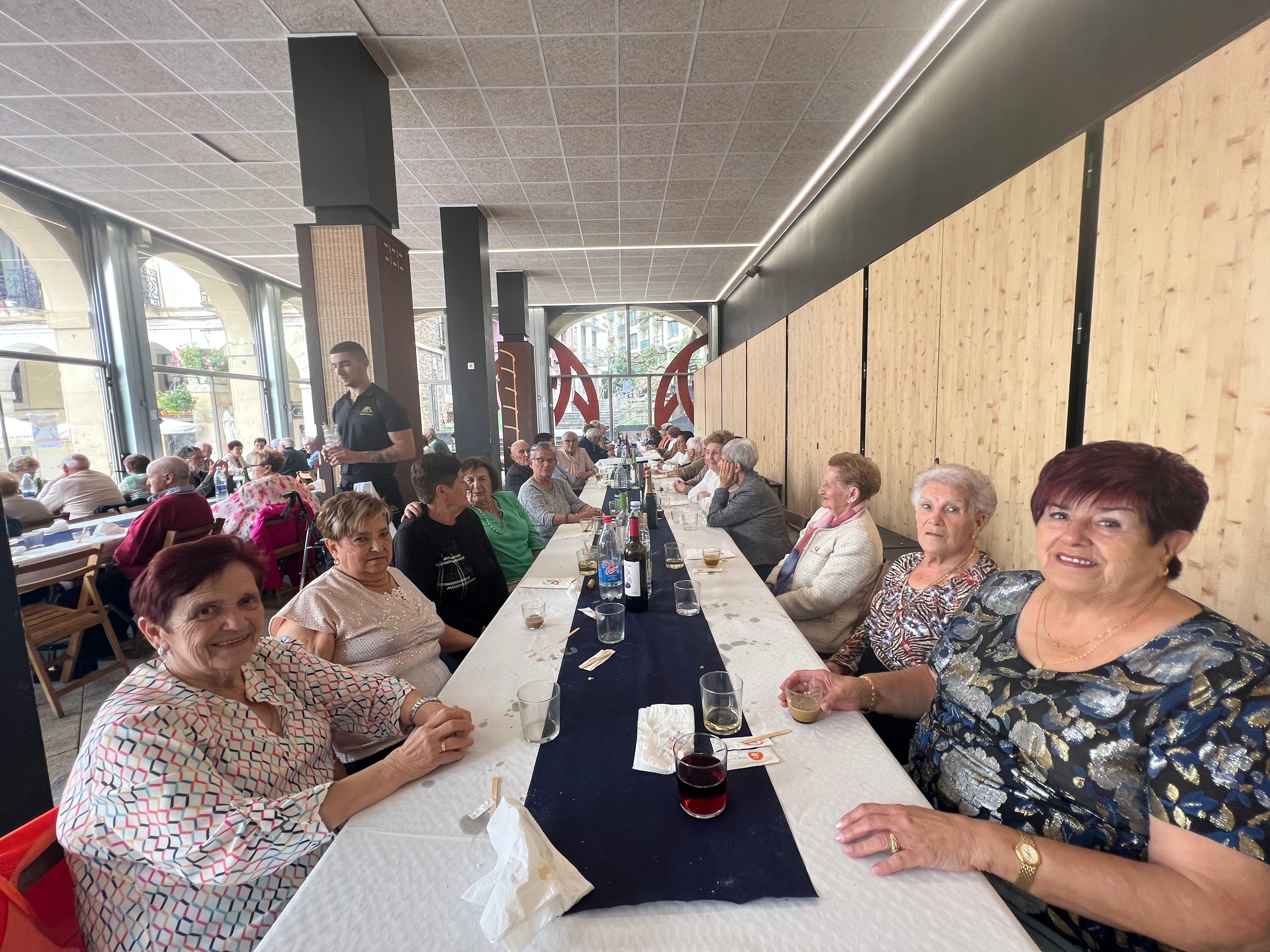 Llegar a los 80, un valioso regalo que Zumarraga ha celebrado con sus octogenarios este jueves