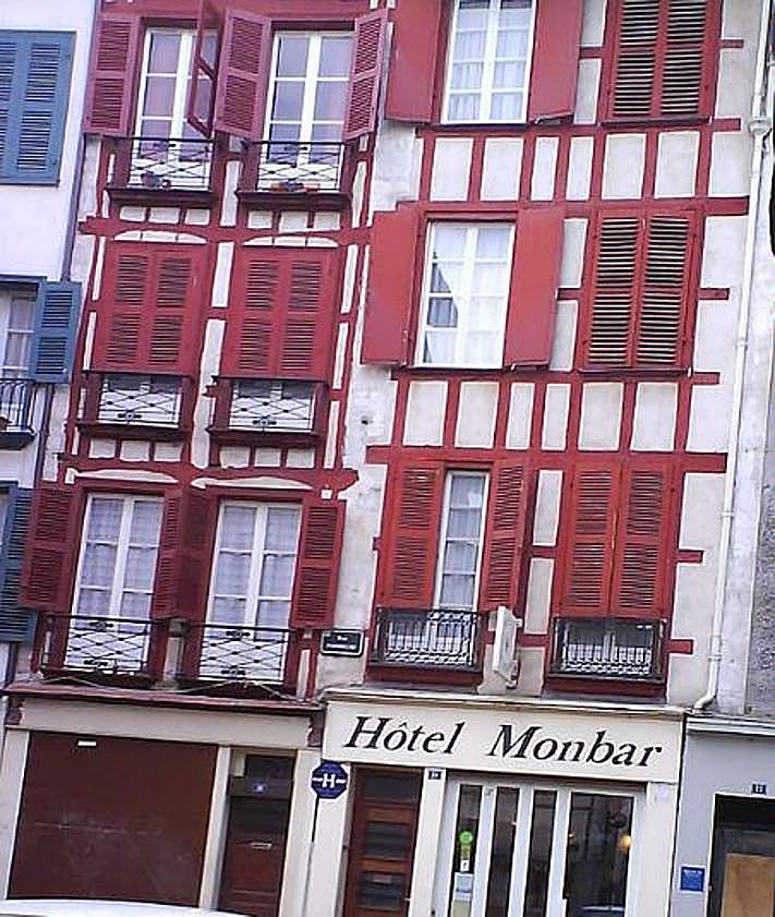 Imagen secundaria 2 - Dos momentos de la ofrenda floral de hoy e imagen de archivo del Hotel Monbar.
