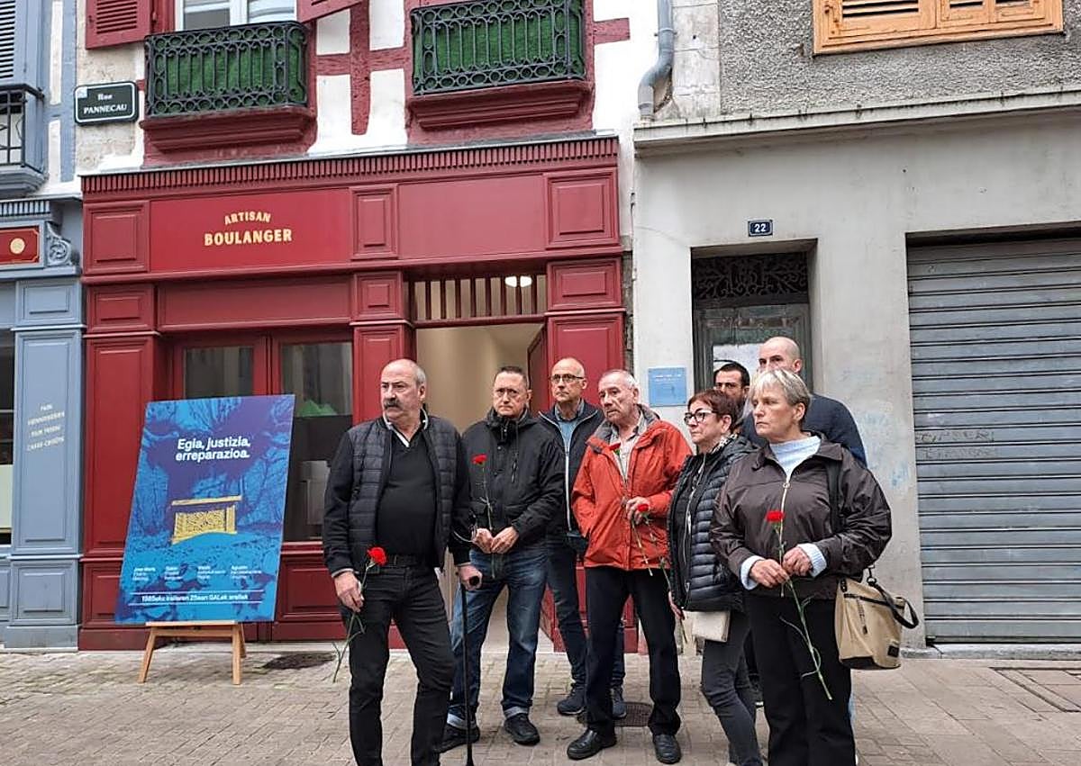 Imagen secundaria 1 - Dos momentos de la ofrenda floral de hoy e imagen de archivo del Hotel Monbar.