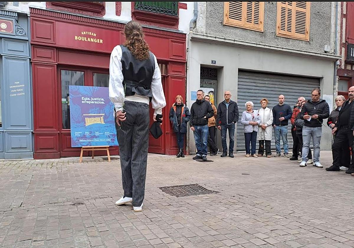 Imagen principal - Dos momentos de la ofrenda floral de hoy e imagen de archivo del Hotel Monbar.