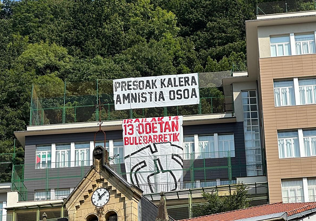 Dos lonas aparecieron en agosto colgadas en el colegio Orixe de Donostia.