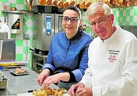 Los capitanes del reconocido Relais de la Poste, trabajando en la cocina.