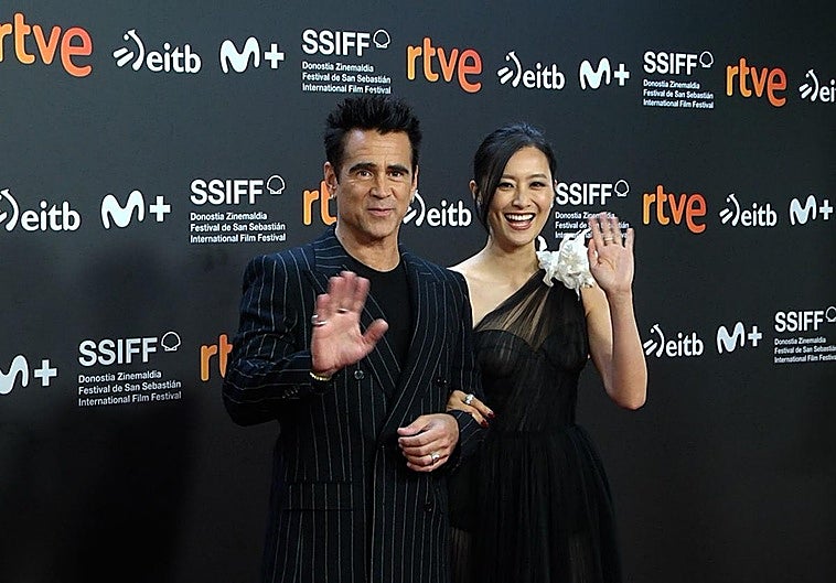 Colin Farrell y Fala Chen saludan a la cámara de DV.