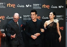 Colin Farrell protagonizó anoche una animada alfombra roja en el Kursaal con el director del filme, Edward Berger.