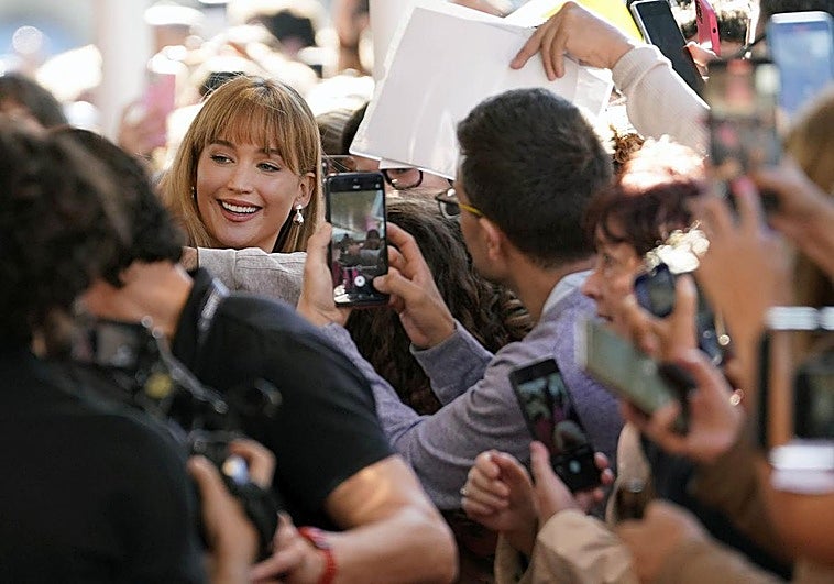 Jennifer Lawrence se hace algunos selfies con los admiradores que se agolparon en la alfombra roja previa a la gala de entrega del Premio Donostia.