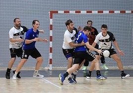 Un lance del partido de pretemporada entre el Eibar Eskubaloia y el Amenabar Zarautz.