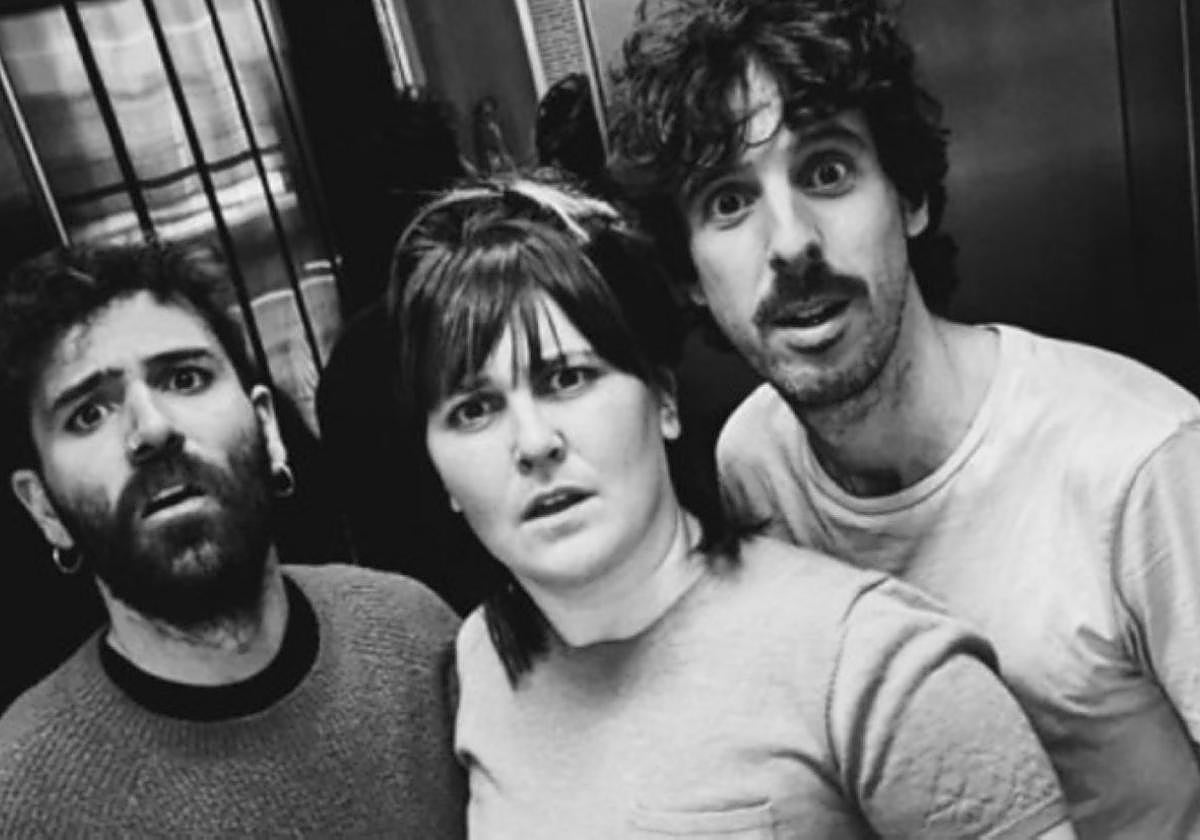 Igogailuan harrapatuta geratzen diren hiru protagonistak.