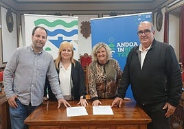 Representantes de EH Bildu y Elkarrekin-Podemos en la firma.