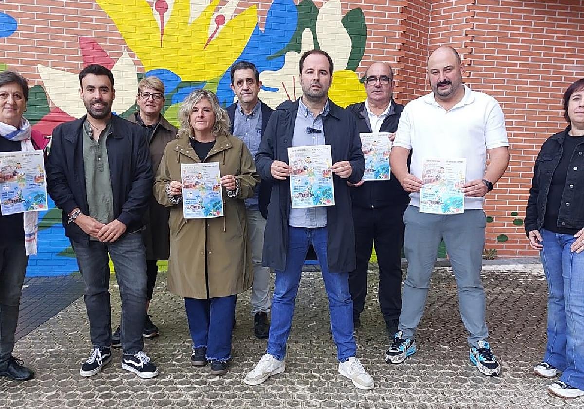 Representantes municipales y responsables de diversas áreas del Ayuntamiento acudieron ayer a conocer la nueva ludoteca.