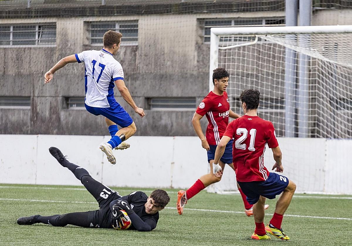 Momento de Urrusolo atrapando un balón.