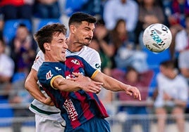 Sergio Álvarez pugna un balón aéreo con Iker Kortajarena en el partido frente al Huesca disputado en el estadio El Alcoraz.