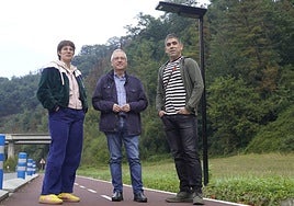 Alba Garmendia, José Ignacio Asensio e Iñaki de las nuevas luminarias instaladas.