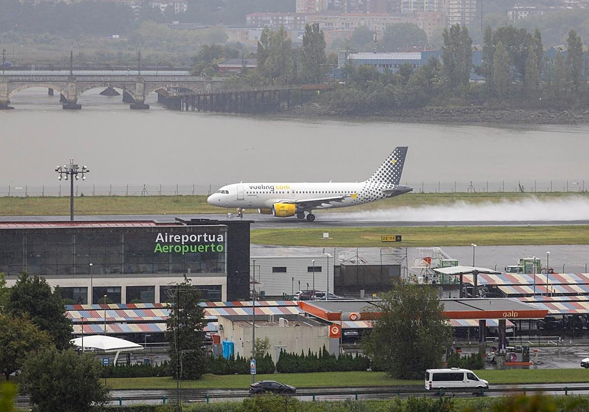 Un avión en pleno despegue en el aeropuerto de Hondarribia.