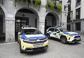 Vehículos de la policía municipal en el ayuntamiento de Azpeitia.