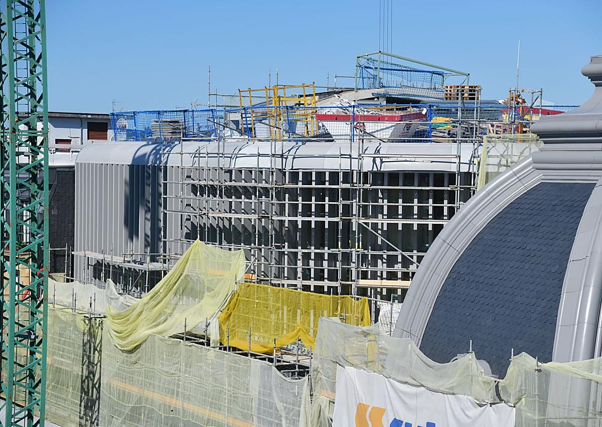 Imagen secundaria 1 - Las fachadas del edificio permanecen cubiertas con lonas. Debajo, detalle de la cúpula y el levante que se ha construido para el futuro hotel.