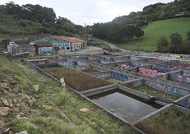 Estado actual de la piscifactoría de Agiti, en la falda de Igeldo y sin actividad desde 2006, donde está proyectado abrir un vivero de algas.