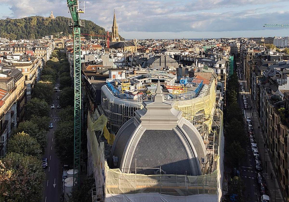 Vista de la cúpula con parte de los andamios y de la lona retirados esta semana.