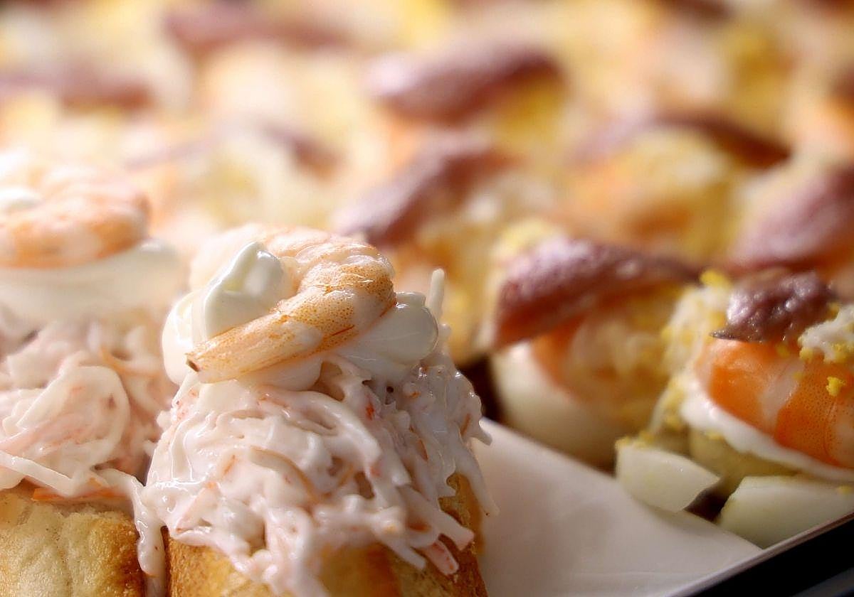 Un pintxo casero en la barra de un bar de San Sebastián.