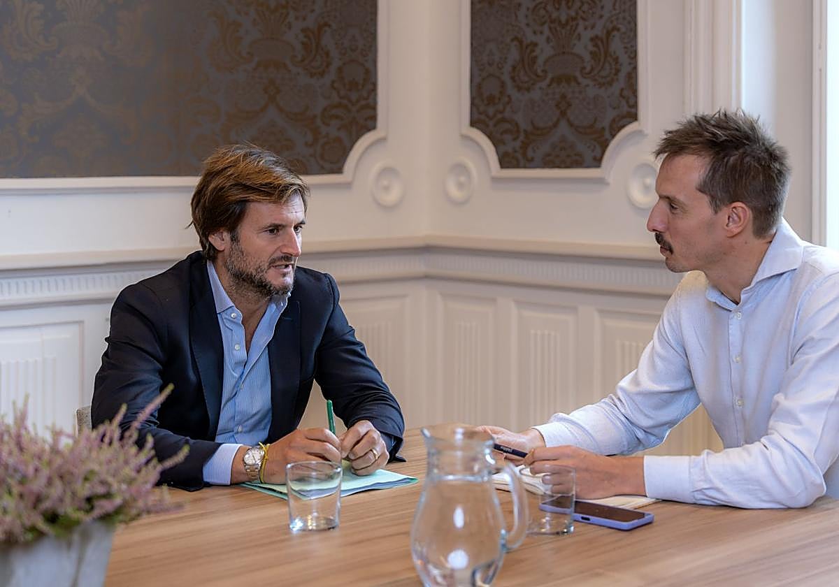 Gorka Natxiondo, de Ekotrade, conversa con el alcalde Xabier Lertxundi sobre el proyecto Ekoland a desarrollar en Jauregi.