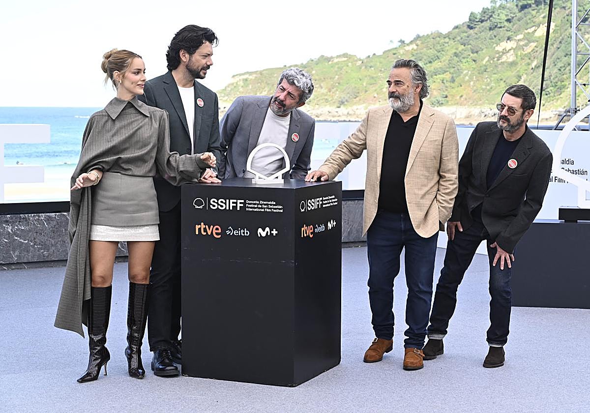 Alejandra Onieva, Álvaro Morte, Alberto Rodríguez, Eduard Fernández y Manolo Solo, ayer en el photocall de 'Anatomía de un instante'.