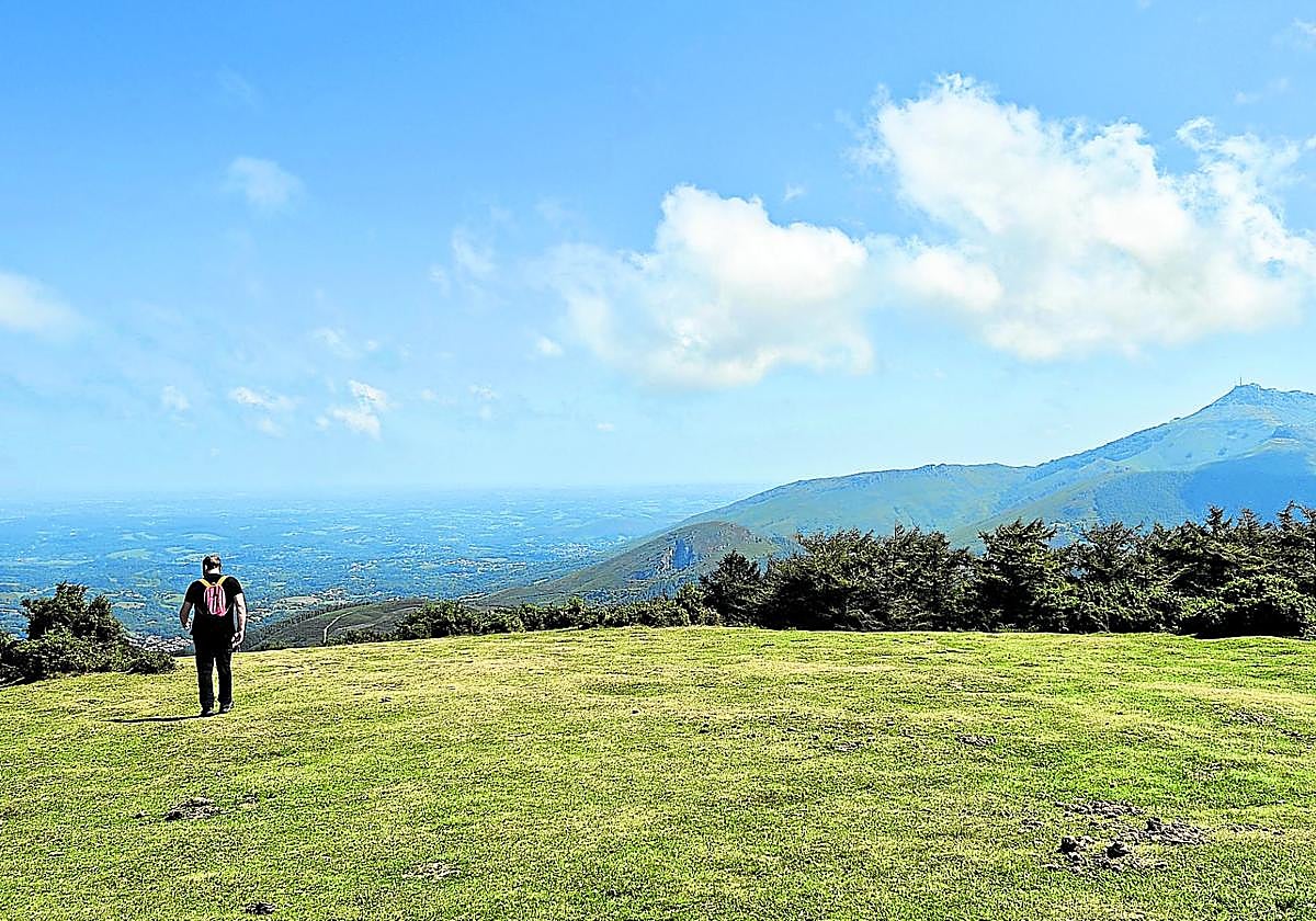 Las vistas desde la cima de Manttale nos llevan a la costa labortana o las cimas guipuzcoanas y navarras.