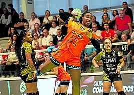 Lyndie Tchaptchet lanza a portería ayer en A Sagriña.