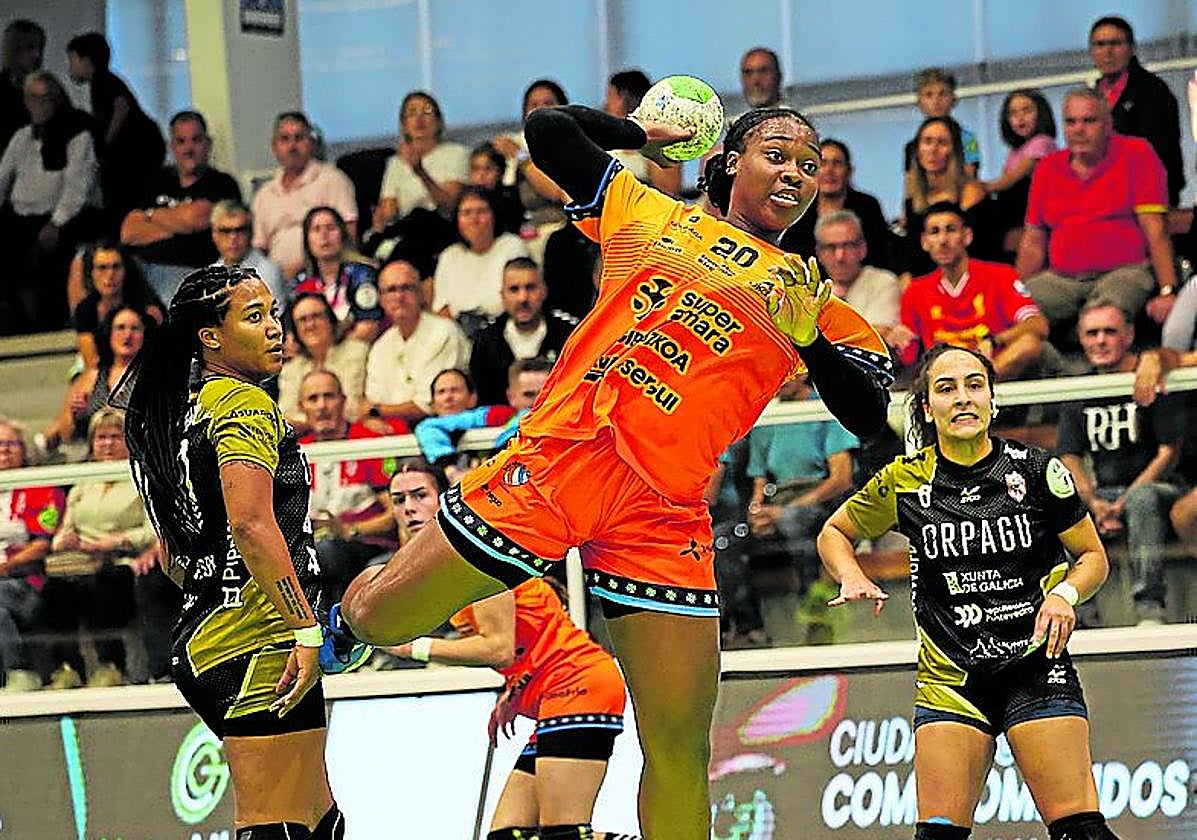 Lyndie Tchaptchet lanza a portería ayer en A Sagriña.