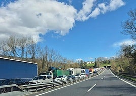 Imagen de archivo de retenciones en la N-I en Legorreta por un accidente.