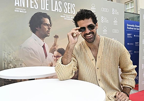 Miguel Ángel Muñoz, sonriente presentando su corto tras escribir en el libro de firmas de DV.