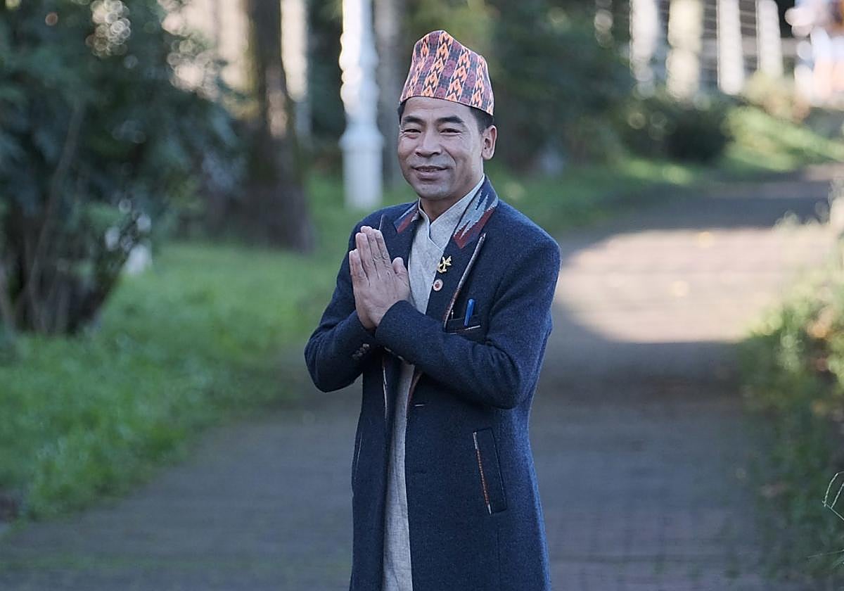 Ashok, en el paseo de Bizkaia del barrio de Amara, donde vive con su familia.