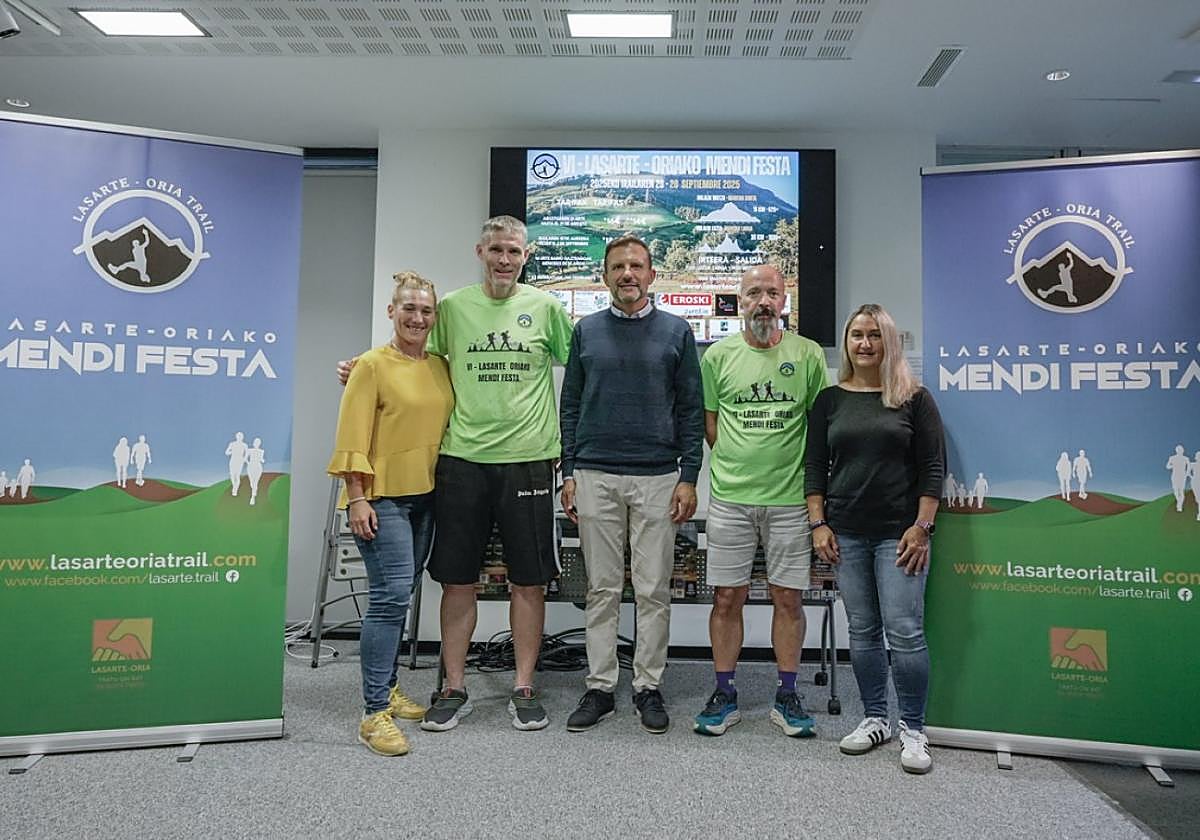 Responsables municipales y miembros de Lasarte-Oria Trail en la presentación de la edición de este año.