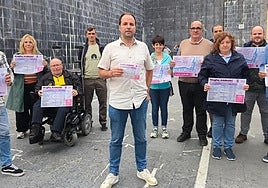 Representantes municipales y responsables de diversas asociaciones en la presentación de la edición de este año de 'Mugitu Andoain'.