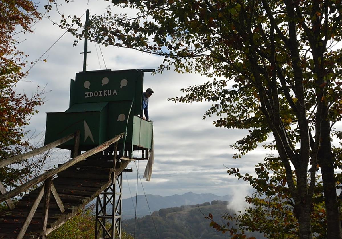 Palomero preparado para lanzar las makilas.
