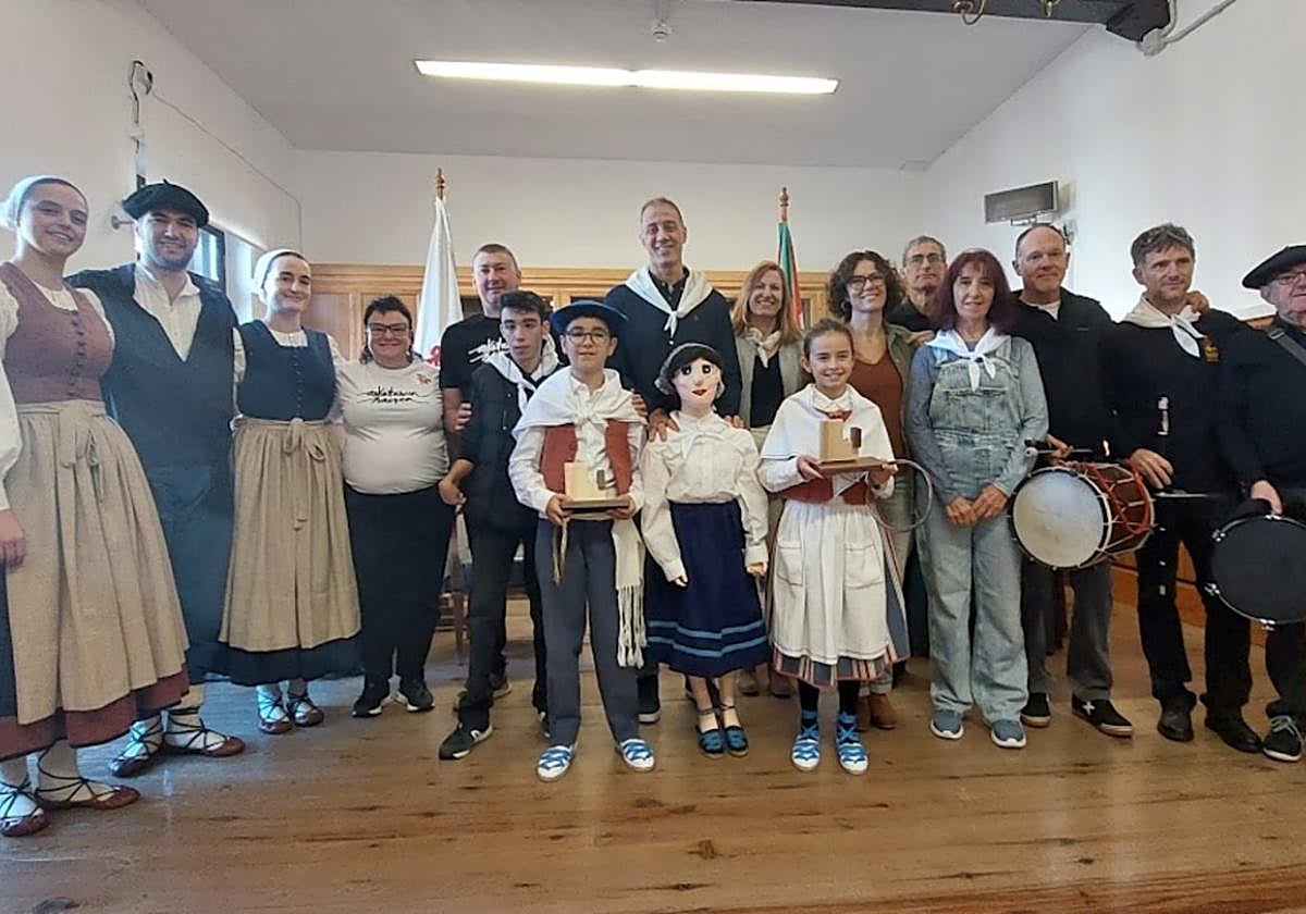 Los Alkate Txikis junto a concejales, dantzaris y txistularis tras el sencillo acto celebrado ayer en el Ayuntamiento.
