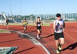 Los últimos metros son en la pista de atletismo de Hondarribia.