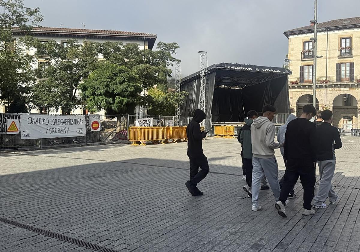 Pancarta instalada este viernes al mediodía en la plaza junto al vallado y el principal escenario festivo.