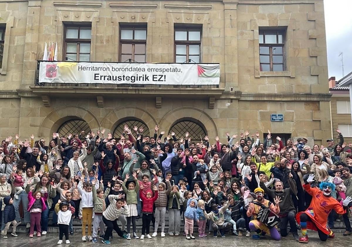 Asistentes a la convocatoria ante el ayuntamiento de Usurbil.